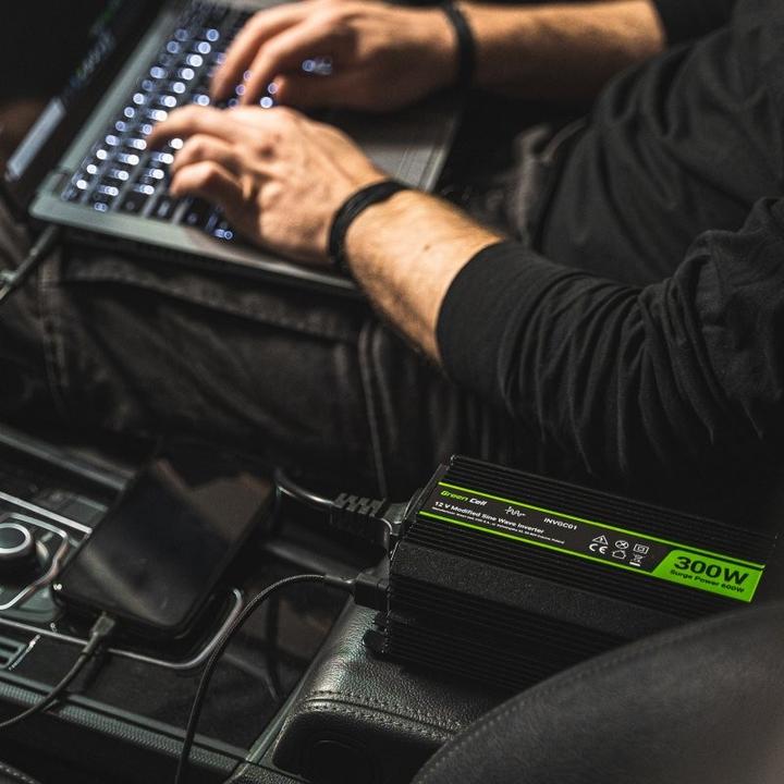 Productafbeelding GreenCell Omvormer voor auto-stroom 24V naar 230V 300W/600W met USB