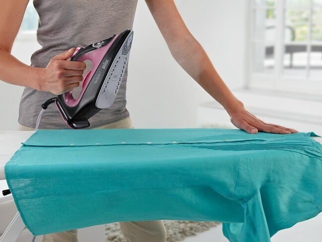 Produktbild Braun TexStyle 1 Trocken- & Dampfbügeleisen Keramik-Bügelsohle, Violett (2000 W, 130 g/min)