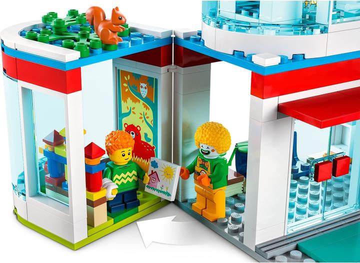 Actual product image LEGO Hospital (60330, LEGO City)