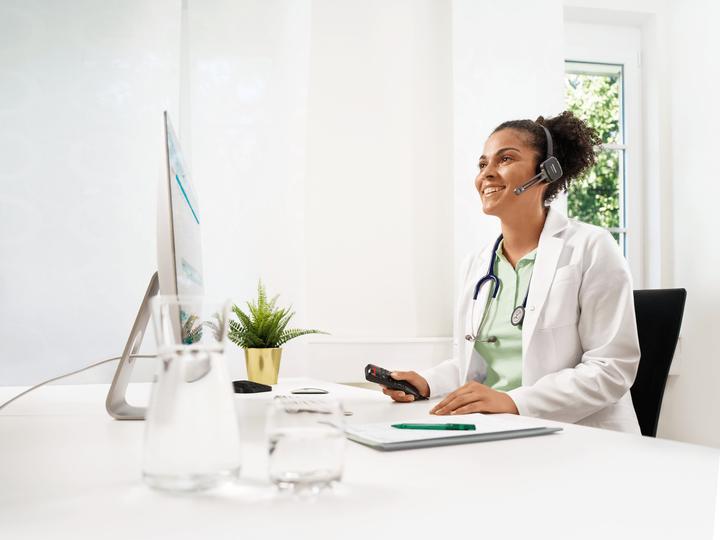 Produktbild Philips SpeechOne Diktier-Headset (drahtlos) mit Fernbedienung (PSM6500)