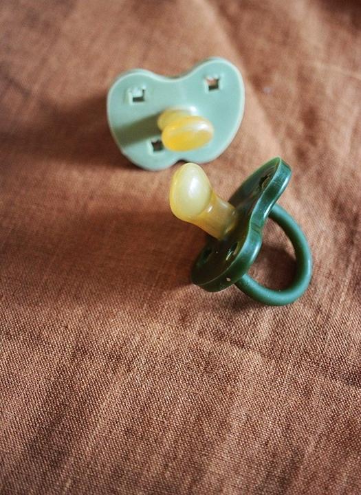 Image du produit Hevea Lot de 2 sucettes en caoutchouc naturel, vert mousse + vert forêt - orthodontie (à partir de 3 mois) (2 x, à partir de 3 M.)