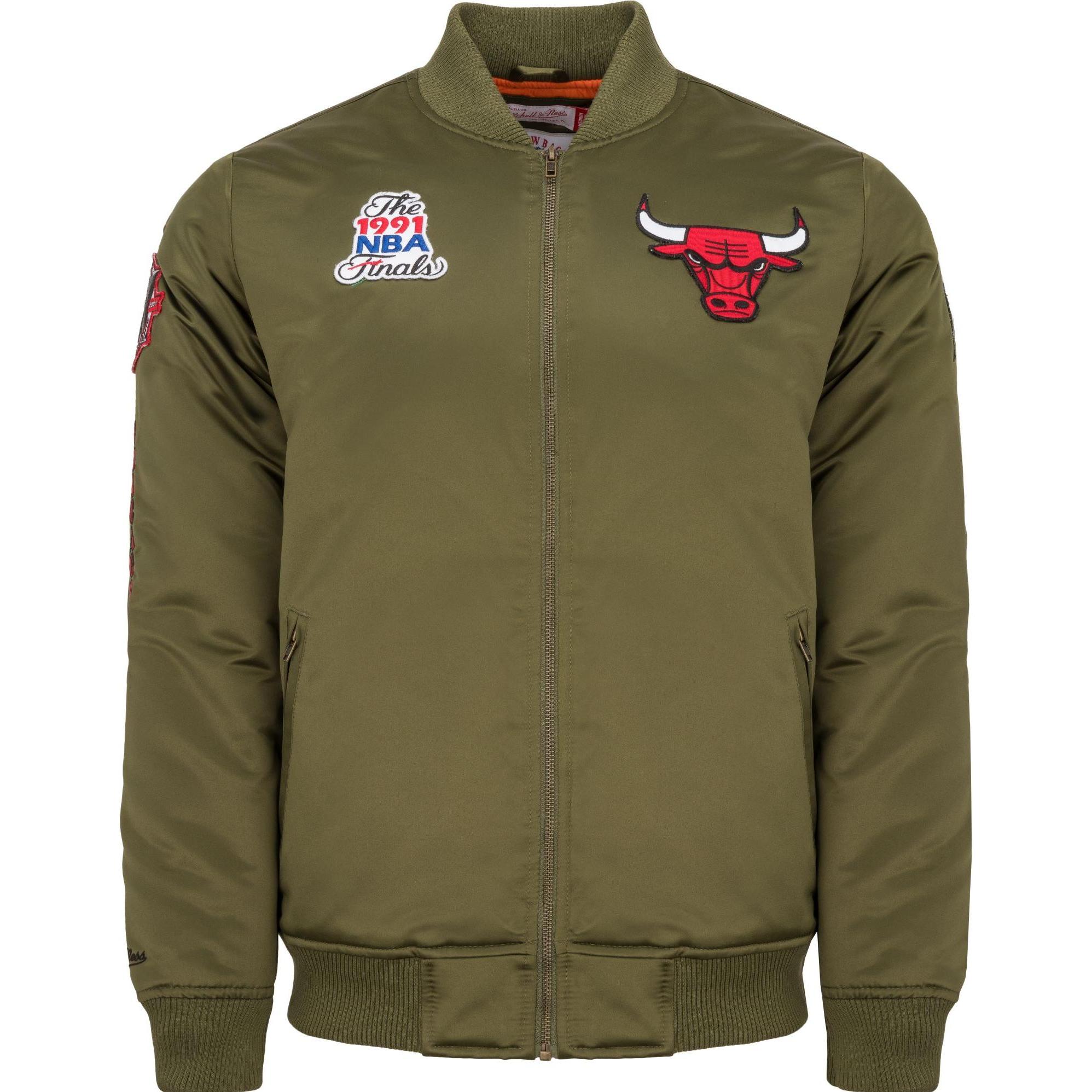 Mitchell & Ness, Herren, Jacke, M&N Satin Bomber Jacke - PATCHES Chicago Bulls oliv - L (L), Grün, L