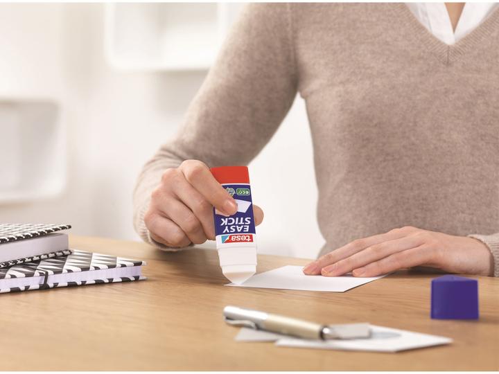 Produktbild tesa EASY STICK Klebestift ecoLogo, dreieckig, geruchsneutraler Klebstick für Papier / Pappe