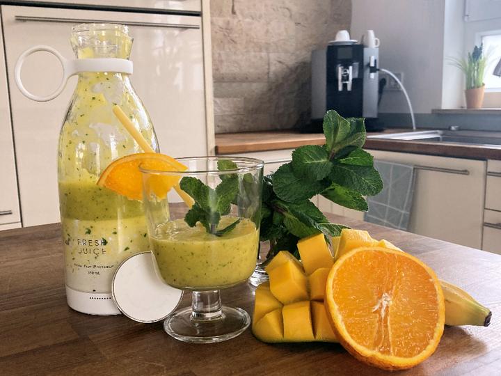 Produktbild Vitaliano Mixer Smoothie Maker to go, 350 ml, deutsche Anleitung, kabellos tragbar in Flaschenform & USB Lade (50 W)