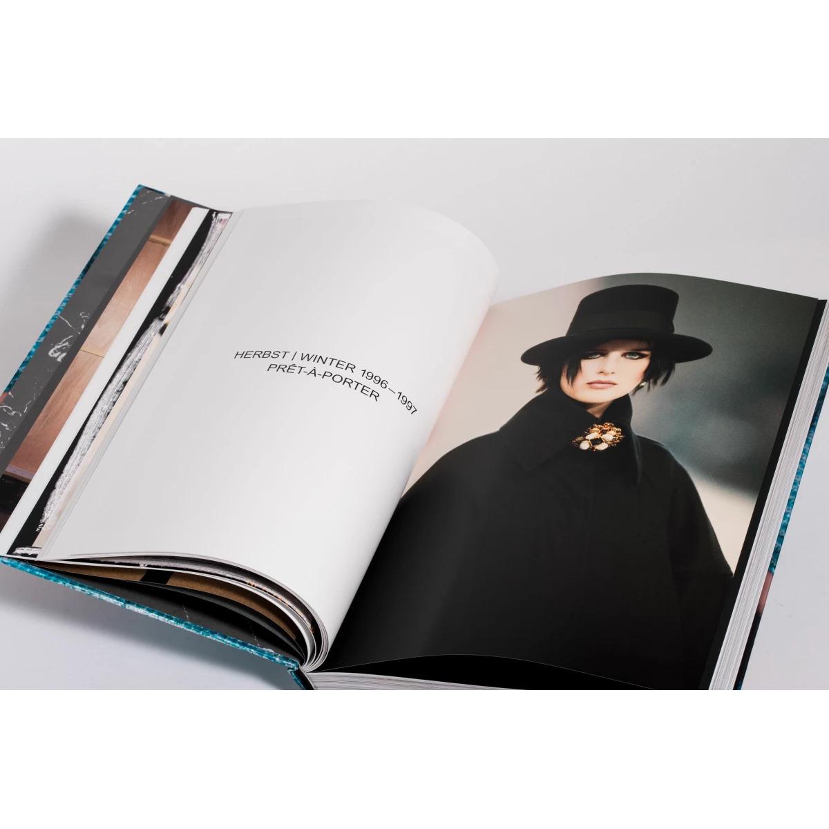 Thumbnail - Karl Lagerfeld UNSEEN: Die Chanel-Jahre. Überformat mit Lotus-Leineneinband und Folien, Sachbücher von Robert Fairer