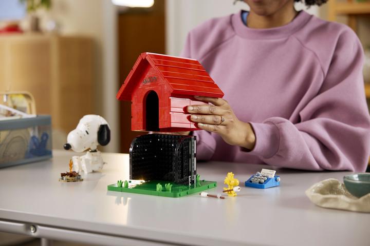 Produktbild LEGO Peanuts: Snoopys Hundehütte (21368, LEGO Ideas)