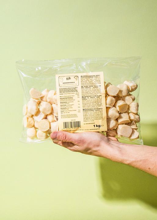 Produktbild KoRo Kokosnusszubereitung umhüllt von weisser Schokolade (1000 g)
