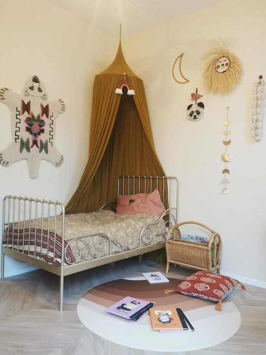 Actual product image Eeveve Round floor protection mat for children "Retro Lines