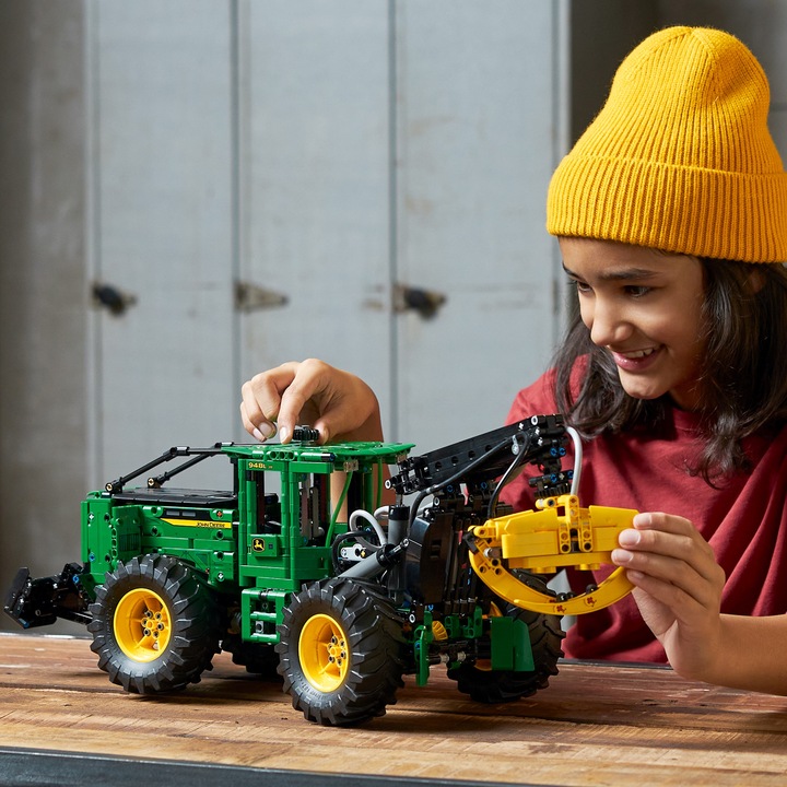 Actual product image LEGO John Deere 948L-II Skidder (42157, LEGO Technic)