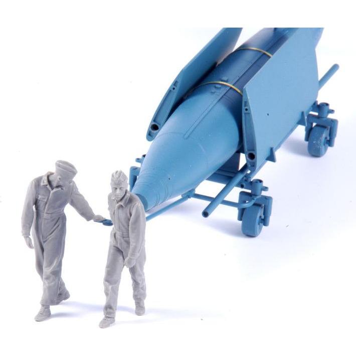 CMK Luftwaffe Ground Crew Pulling V1 on Trolley (129-F32356)