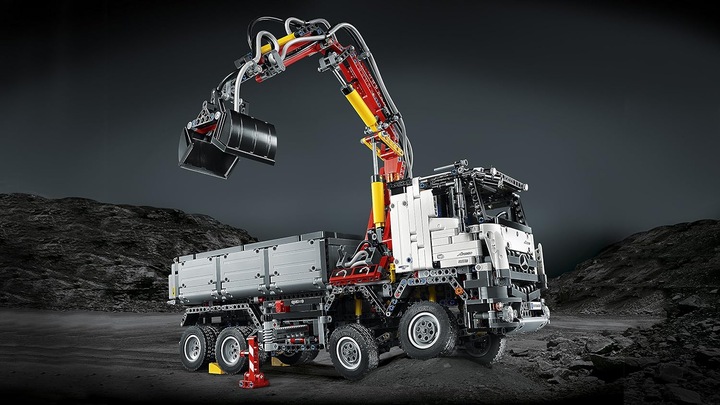 Actual product image LEGO Mercedes-Benz Arocs 3245 (42043, LEGO Technic)