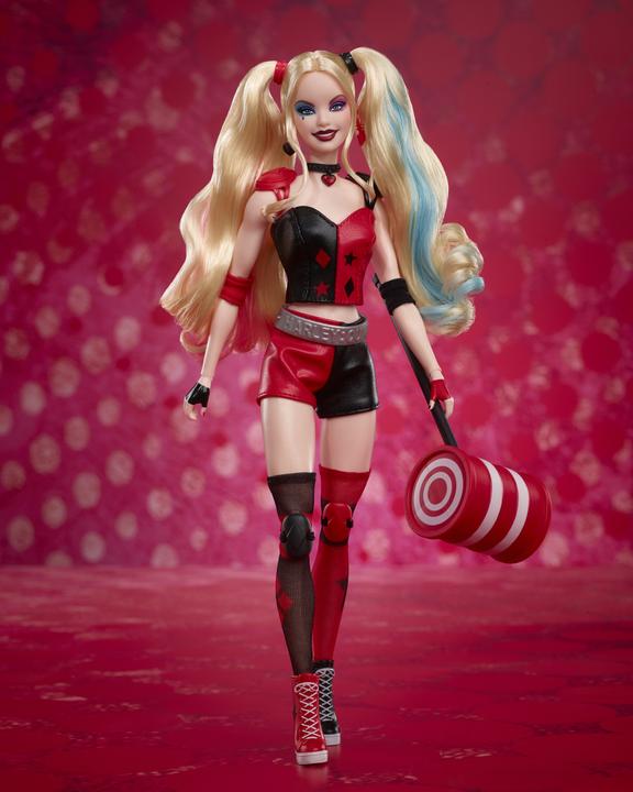 Actual product image Barbie Signature Harley Quinn Sammlerpuppe mit beweglichem Körper, ikonischem Outfit und Schlägel