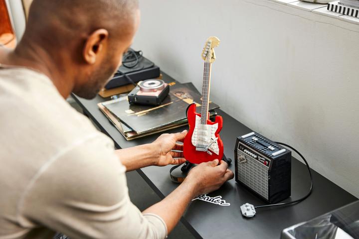 Image du produit LEGO Fender Stratocaster (21329, LEGO Ideas, LEGO difficiles à trouver)