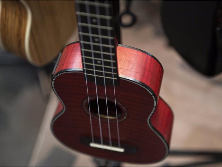 Image du produit Dimavery UK-100 Ukulélé soprano, rouge flammé (Soprano, Soprano)