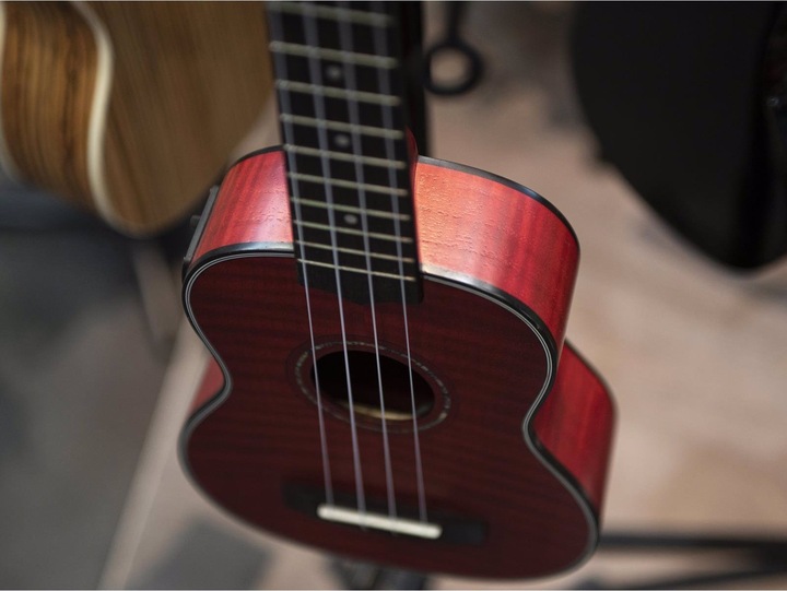 Actual product image Dimavery UK-100 soprano ukulele, flamed red (Soprano, Soprano)