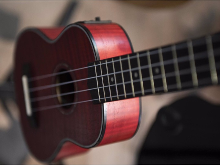 Actual product image Dimavery UK-100 soprano ukulele, flamed red (Soprano, Soprano)