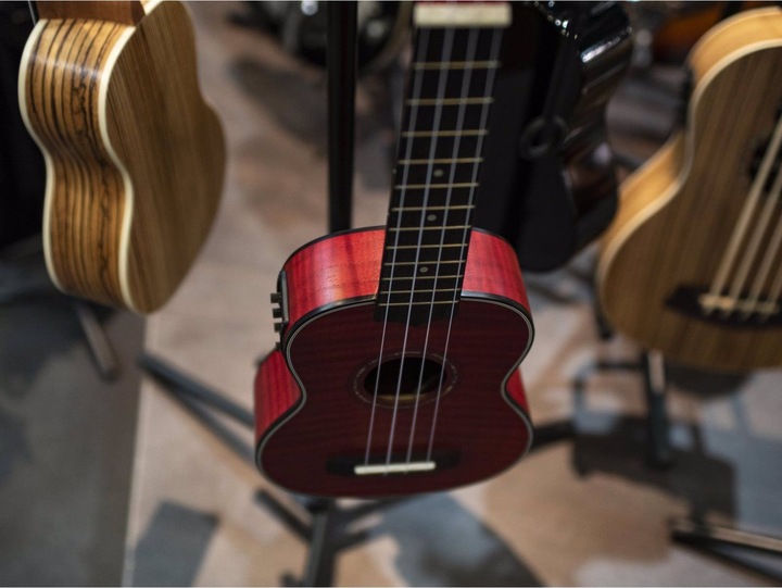 Actual product image Dimavery UK-100 soprano ukulele, flamed red (Soprano, Soprano)