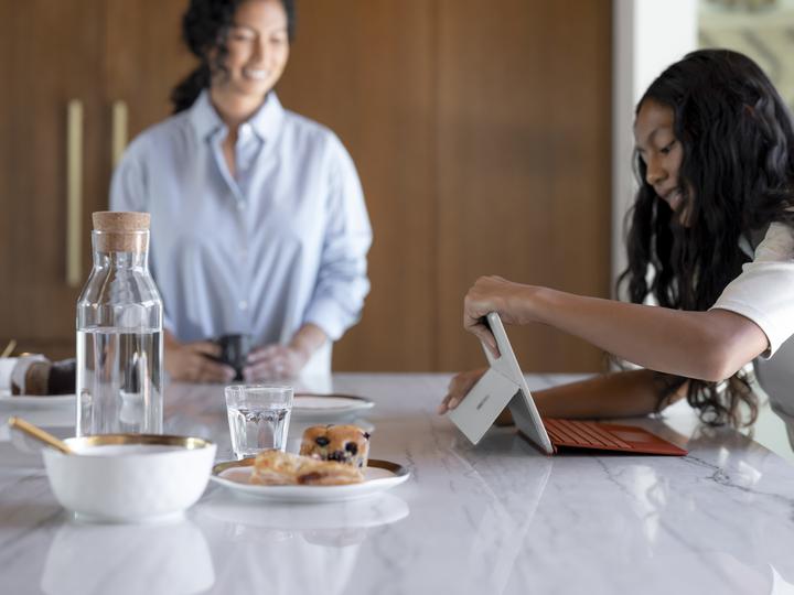 Produktbild Microsoft Surface Go 3 (10.50", Intel Pentium Gold 6500Y, 4 GB)