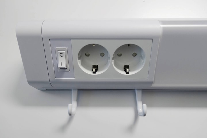 Produktbild Müller Licht LED Unterbauleuchte 50cm inkl. 2 Schutzkontaktsteckdosen und 4 Handtuchhaken