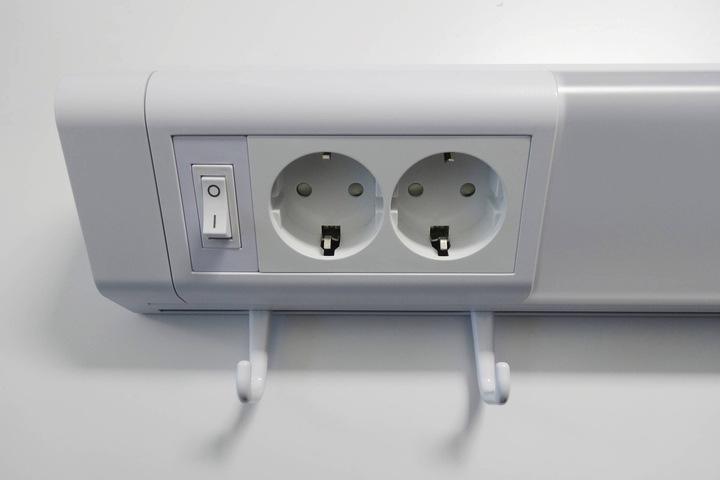 Image du produit Müller Licht Luminaire d'agencement LED 50cm avec 2 prises de courant de sécurité et 4 crochets porte-serviettes
