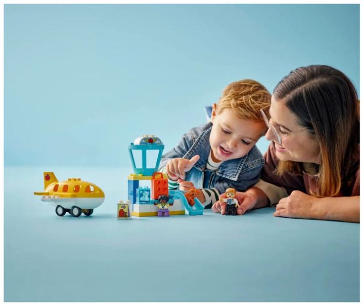 Actual product image LEGO Erster Besuch im Flughafen