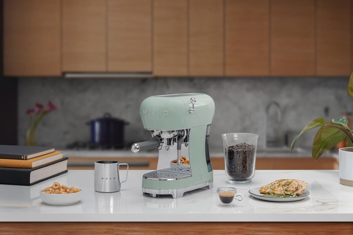 Actual product image Smeg ECF02PGEU Portafilter espresso/coffee machine Pastel green (EU plug)