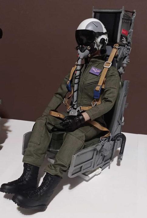 Actual product image Planet-Hobby 1/6 pilot figure jet with helmet green Height 315mm, width 110mm, depth 60mm Weight 160g