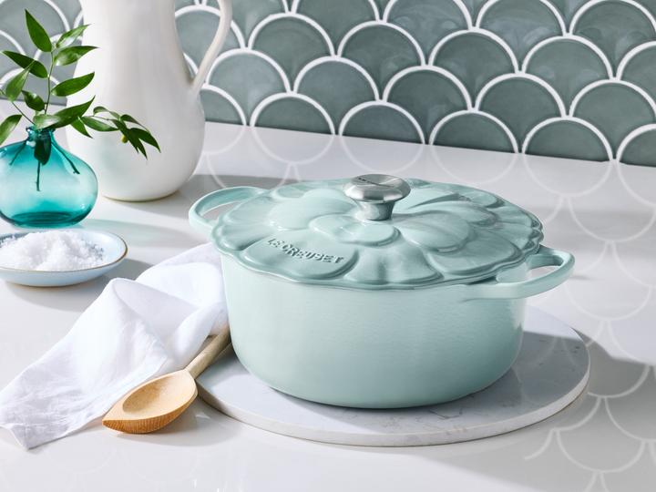 Produktbild Le Creuset Bräter SIGNATURE Blume 26cm/2l Sea Salt (Gusseisen, 26 x 16.40 cm)
