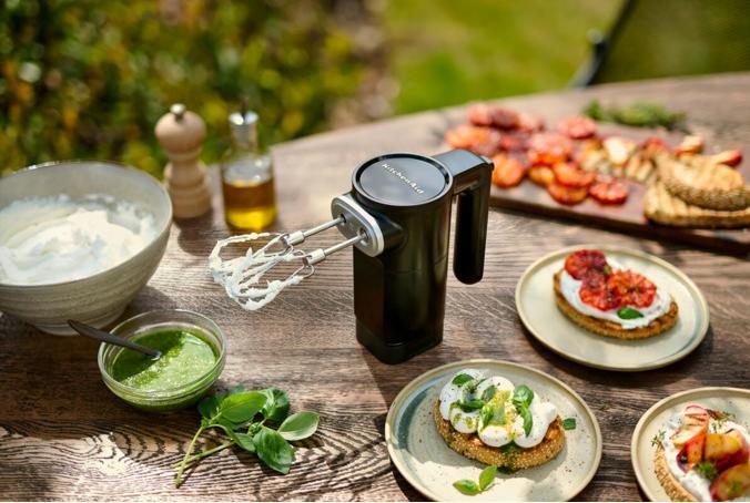 Productafbeelding KitchenAid Draadloze handmixer met oplaadbare batterij KHMR762 (250 W)