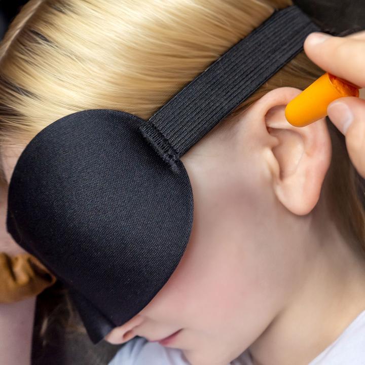 Immagine prodotto Intirilife Cuscino per il collo, mascherina per gli occhi, tappi per le orecchie e borsa per riporli (Cuscino per testa e collo)