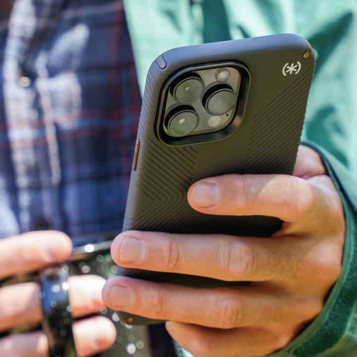 Produktbild speck Presidio2 Grip – Rutschfeste iPhone 15 Plus/14 Plus Hülle (Anthrazit/Cool Bronze/Schiefer) (Apple iPhone 14 Plus, Apple iPhone 15 Plus)