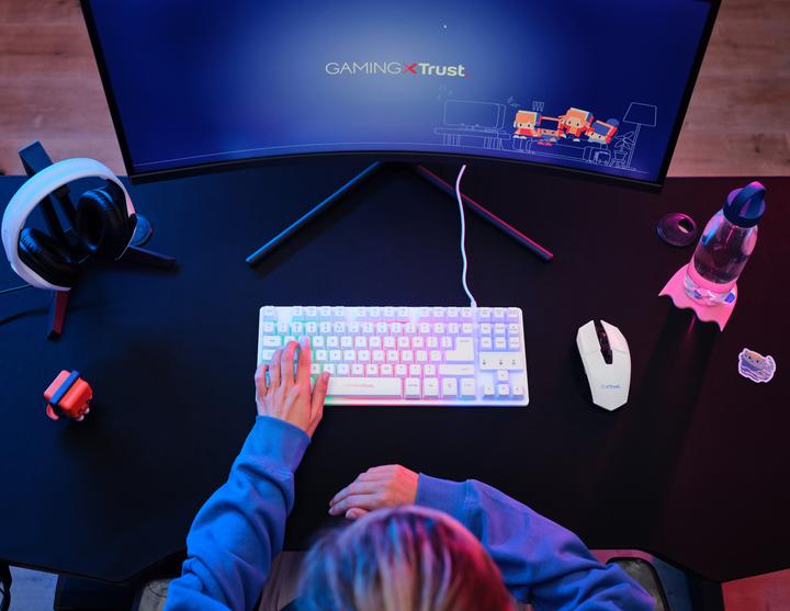 Produktbild Trust GXT 974W Thadox - Gaming Toetsenbord en Draadloze Muis - Inclusief Muismat - TKL - Verlichting - Wit (US, Kabelgebunden)