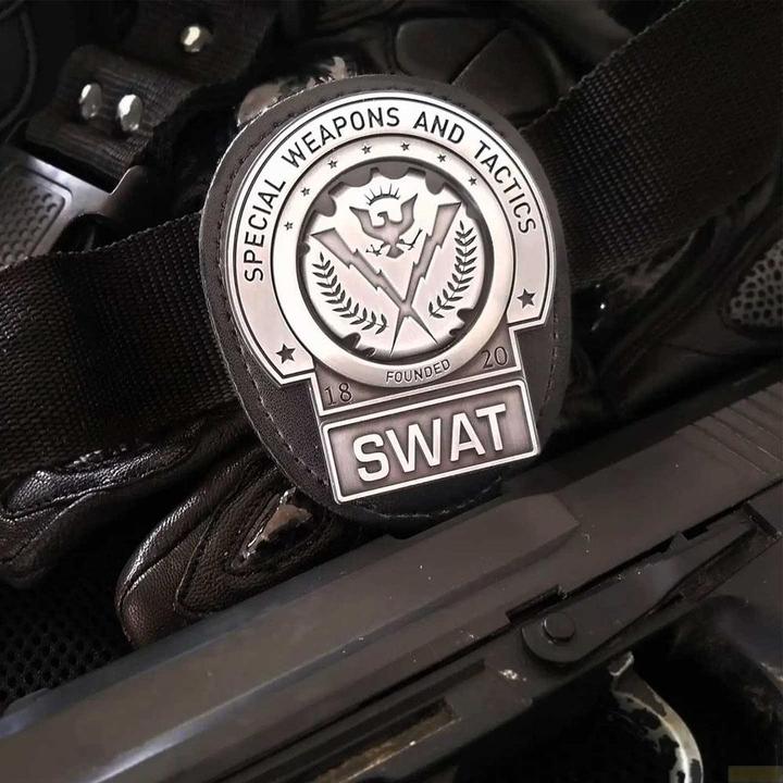 Produktbild Fanattik Batman Limited Edition SWAT Badge Replik