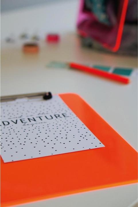 Image du produit Maul Porte-bloc néon, DIN A4, plastique transparent-orange, plat, borne à clip nickelée (22,5 x 32 cm)