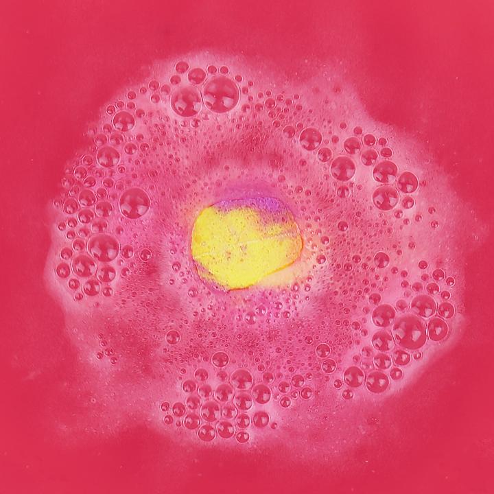 Actual product image Gift Republic Fizzy Bath Bombs Flamingo Poo (Bath bombs)