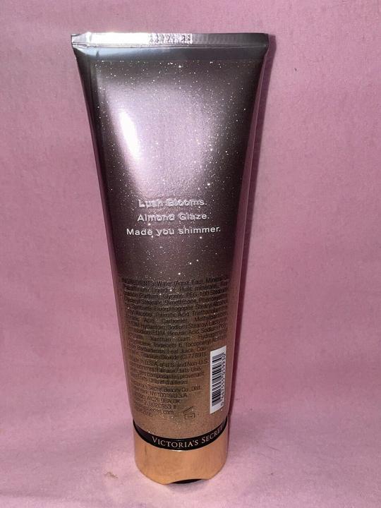 Produktbild Victoria's Secret Velvet Petals Shimmer Fragrance Body Lotion 8 fl oz (Körperlotion, 236 ml)