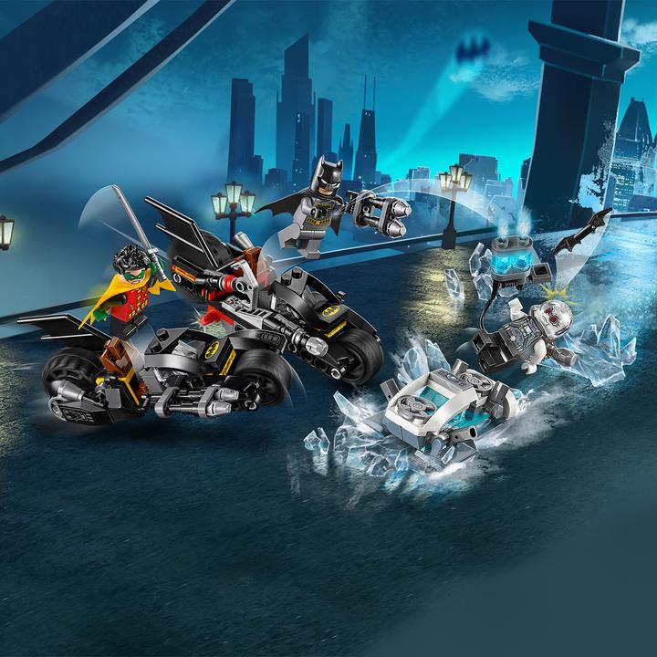 Immagine prodotto LEGO Batcycle duello con Mr. Freeze (76118, LEGO DC)