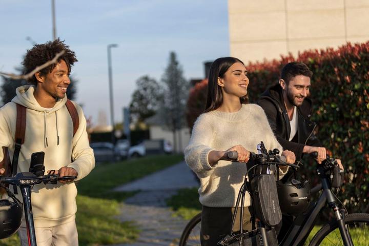 Immagine prodotto Newrban Supporto per volante per smartphone Cellularline Nero