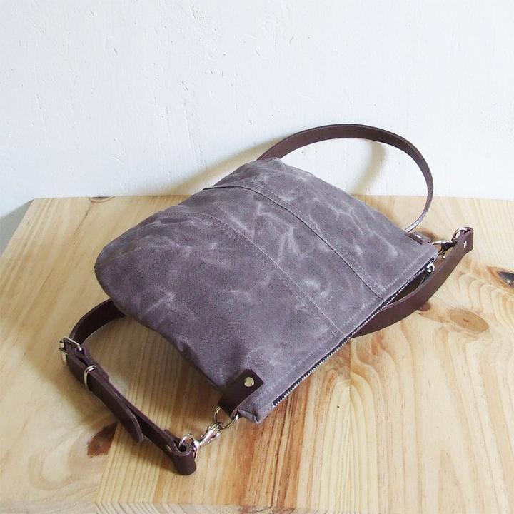 Immagine prodotto Only-Bags.Store Piccola borsa a tracolla in tela cerata marrone con zip e tracolla in pelle