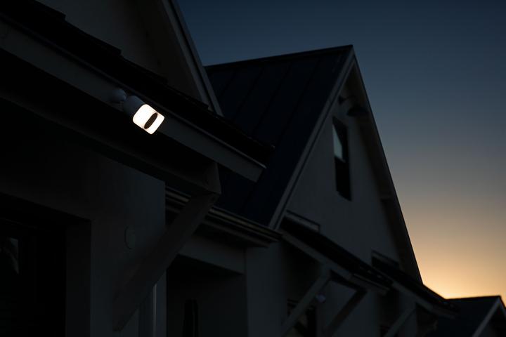 Produktbild Arlo Pro 3 Floodlight Kamera, weiss (2560 x 1440 Pixels)