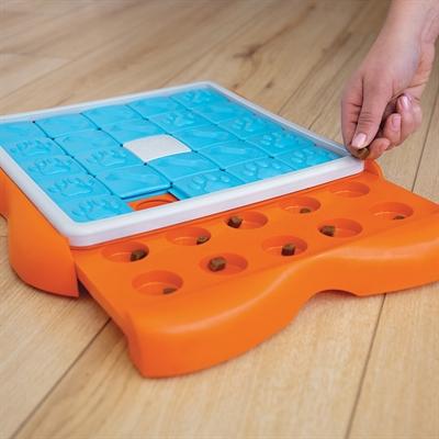 Actual product image Outward Hound Nina Ottosson Dog Challenge Slider poziom 3 - gra edukacyjna dla psa (Intelligence toy dog)