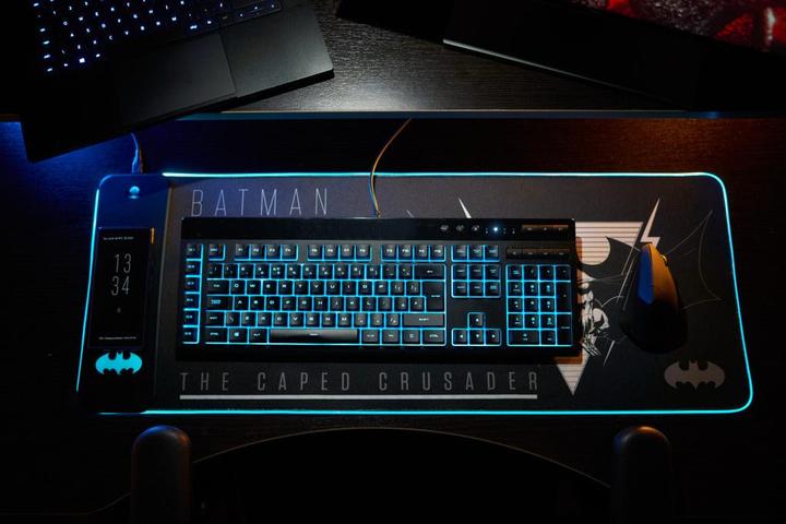 Produktbild Numskull Batman - Oversize Gaming Mat & Mobile Charger (XXL)