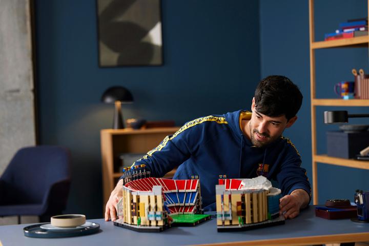 Actual product image LEGO ICONS CAMP NOU - FC BARCELONA 10284 (10284, LEGO Creator Expert, LEGO Rare Sets)