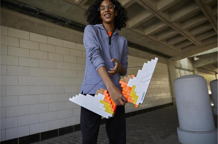 Produktbild Nerf Minecraft motorisierter Sabrewing Bogen feuert Darts