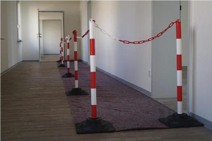 Produktbild Temka Sperrpfosten PE/PVC rot/weiss Ø 40 mm zum Aufstellen Pfostenkopf mit 4 Kettenaufnahmen