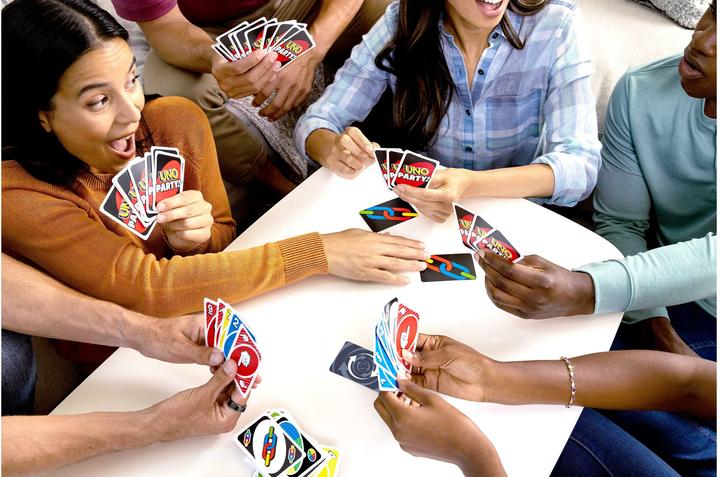 Produktbild Mattel Games UNO Party (Englisch, Estnisch, Hebräisch, Lettisch, Litauisch, Russisch, Ukrainisch, 2 - 10 Spieler)