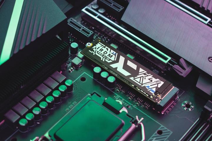 Actual product image Goodram IRP-SSDPR-P44S-2K0-80 Internal Solid State Drive M.2 2 TB PCI Express 4.0 3D TLC NAND NVMe (2000 GB, M.2)