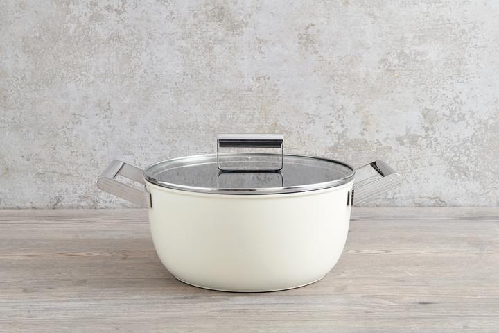 Produktbild Smeg CKFC2411CRM Schmortopf Ø 24 cm mit Glasdeckel, 2 Griffe, creme (24 cm, Bräter + Schmortopf)