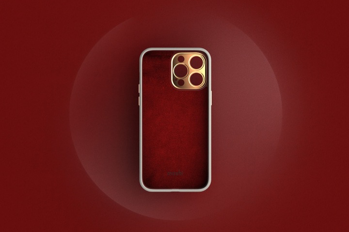 Actual product image Moshi Napa premium leather sleeve (Apple iPhone 14)