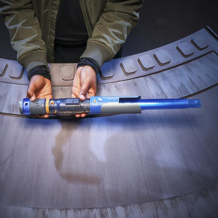 Actual product image Star Wars Lightsaber Forge Kyber Core Cal Kestis, blaues individualisierbares elektronisches Lichtsc